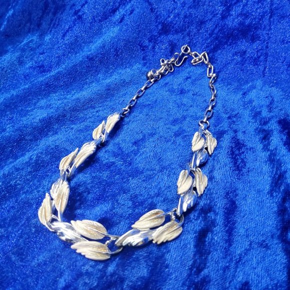 Unique Vintage Jewelry - Vintage Mid Century Silver Tone and Enamel 3 Leaf Cluster Choker Necklace adjust